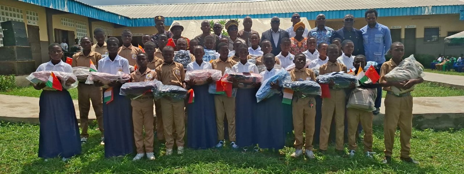 Cérémonie de remise de la Bourse de l'Ambassadeur au Collège Moderne de Moronou